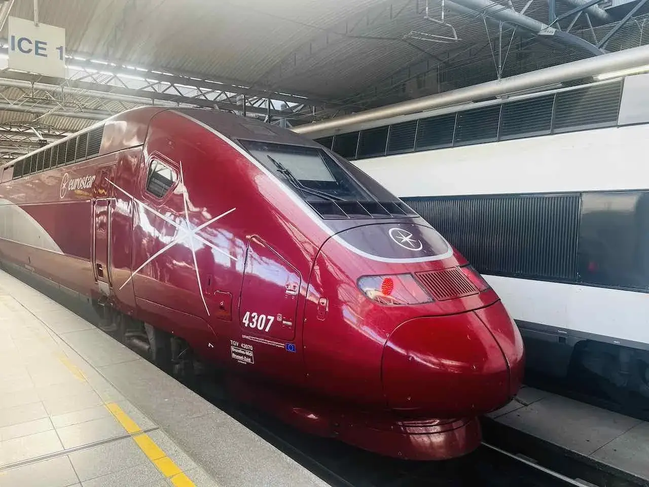 Roter Eurostar-Zug im Bahnhof, bereit für die Fahrt nach London.