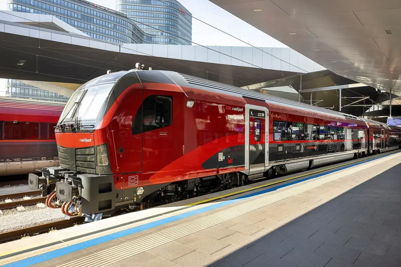 Der rote ÖBB Railjet steht bereit für die nächste Fahrt. Moderne Züge für schnelle Reisen.