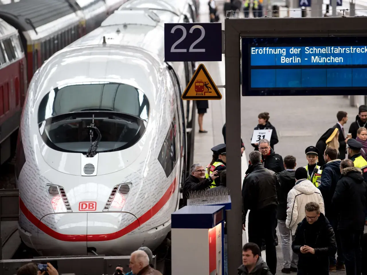 Der ICE 22 steht bereit für die Eröffnung der Schnellfahrstrecke Berlin - München. Menschen warten auf dem Bahnsteig.