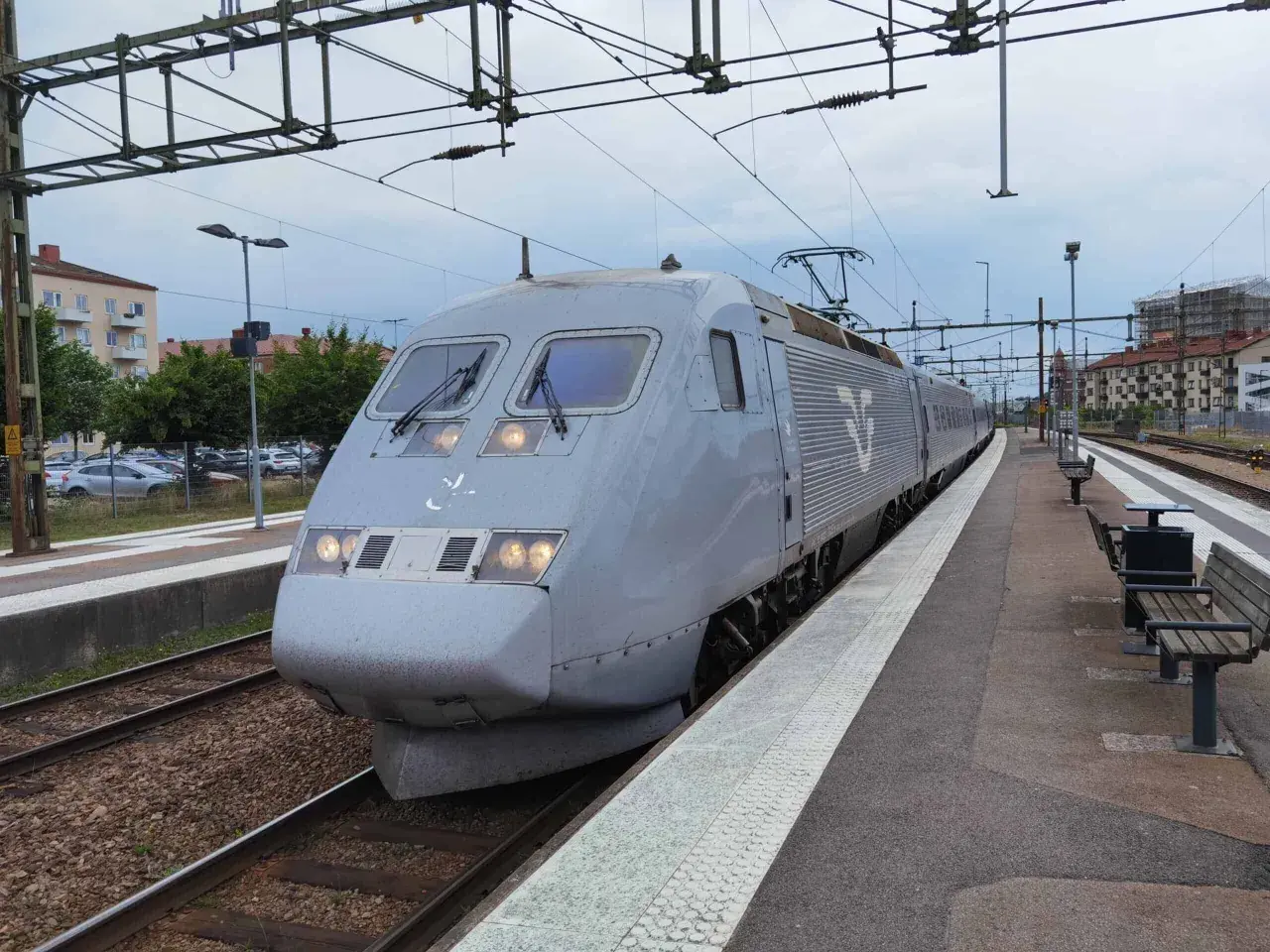 Ein grauer SJ Intercity Zug steht am Bahnsteig.