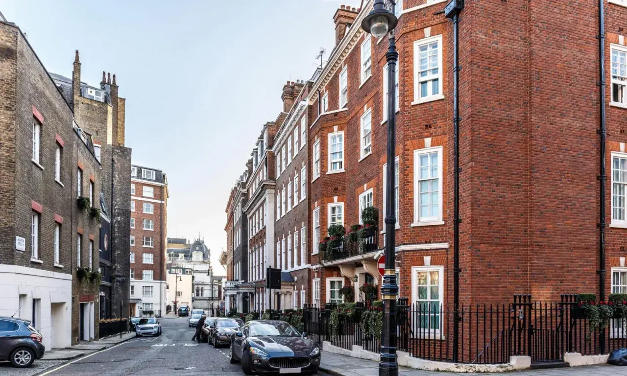 Eine Straße in London, die an eine Fahrt mit dem Zug nach Oxford erinnert.