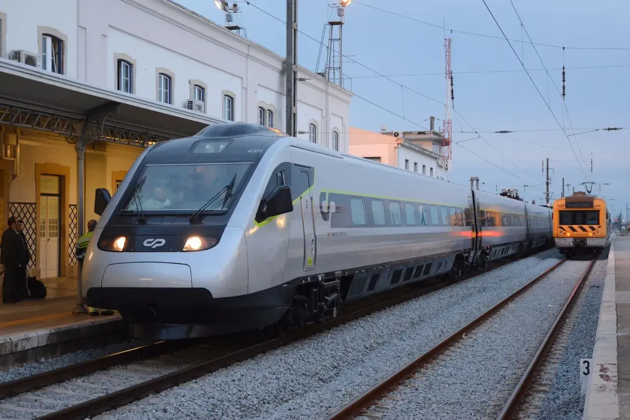 Moderner silberner Zug am Bahnhof, bereit für die Fahrt von Lissabon nach Porto.