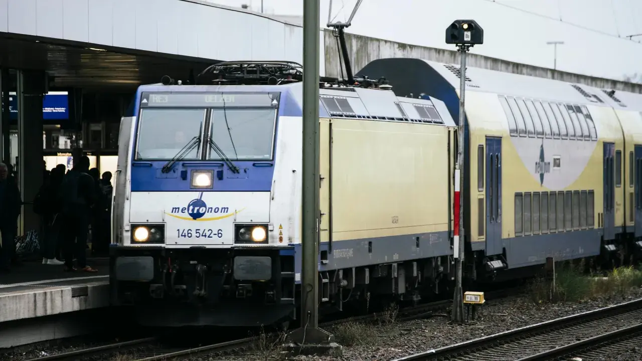 Ein Metronom-Zug in Deutschland steht am Bahnsteig. Reisende warten auf die Abfahrt nach Uelzen.