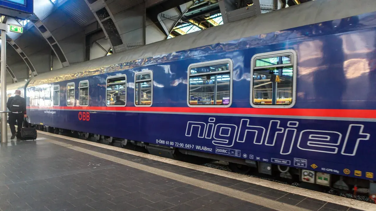 Ein Mann mit Koffer wartet auf den Nightjet, der von Zürich nach Berlin fährt.