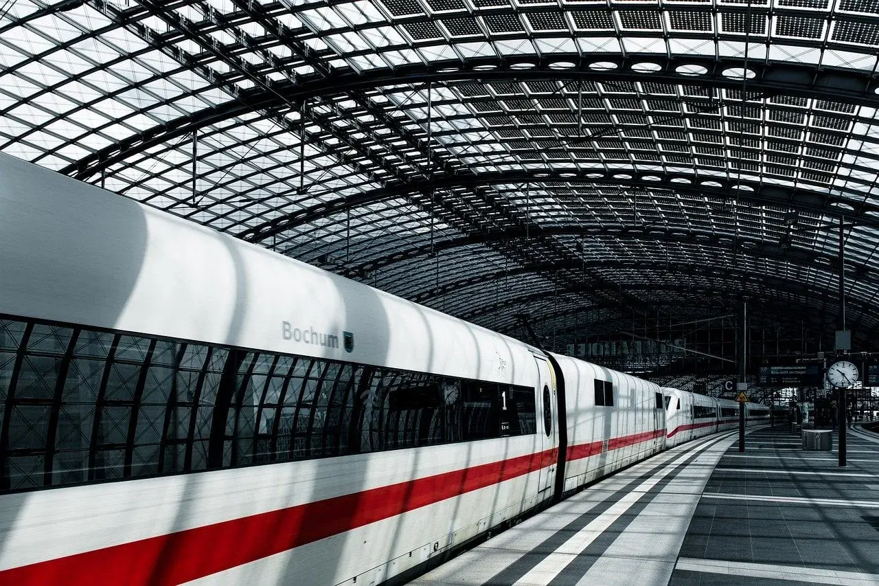Ein ICE-Zug mit der Aufschrift "Bochum" steht unter dem beeindruckenden Glasdach eines Bahnhofs. Perfekt für einen Wochenendtrip von Berlin mit Zug.