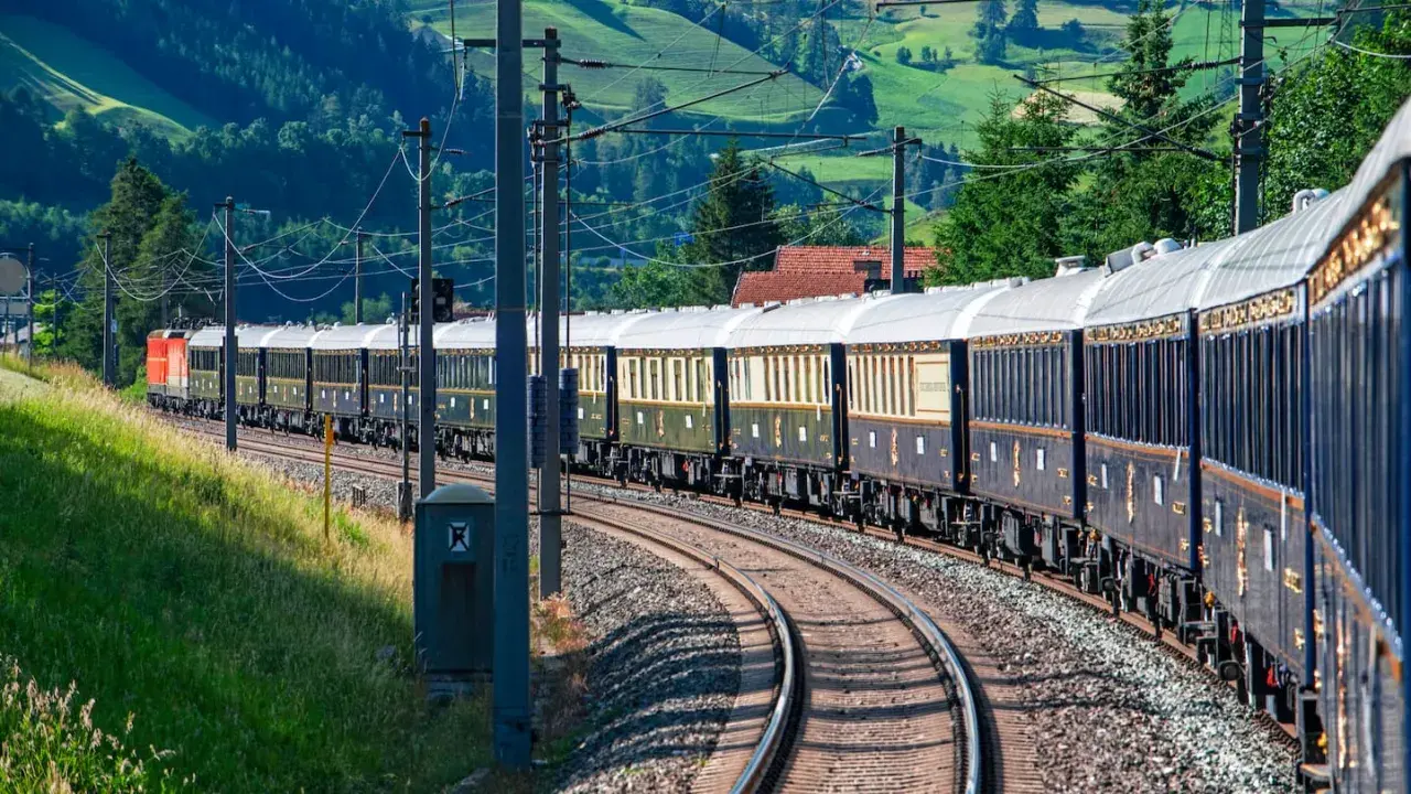 Luxuriöser Zug fährt durch grüne Hügel, auf dem Weg nach Mailand.