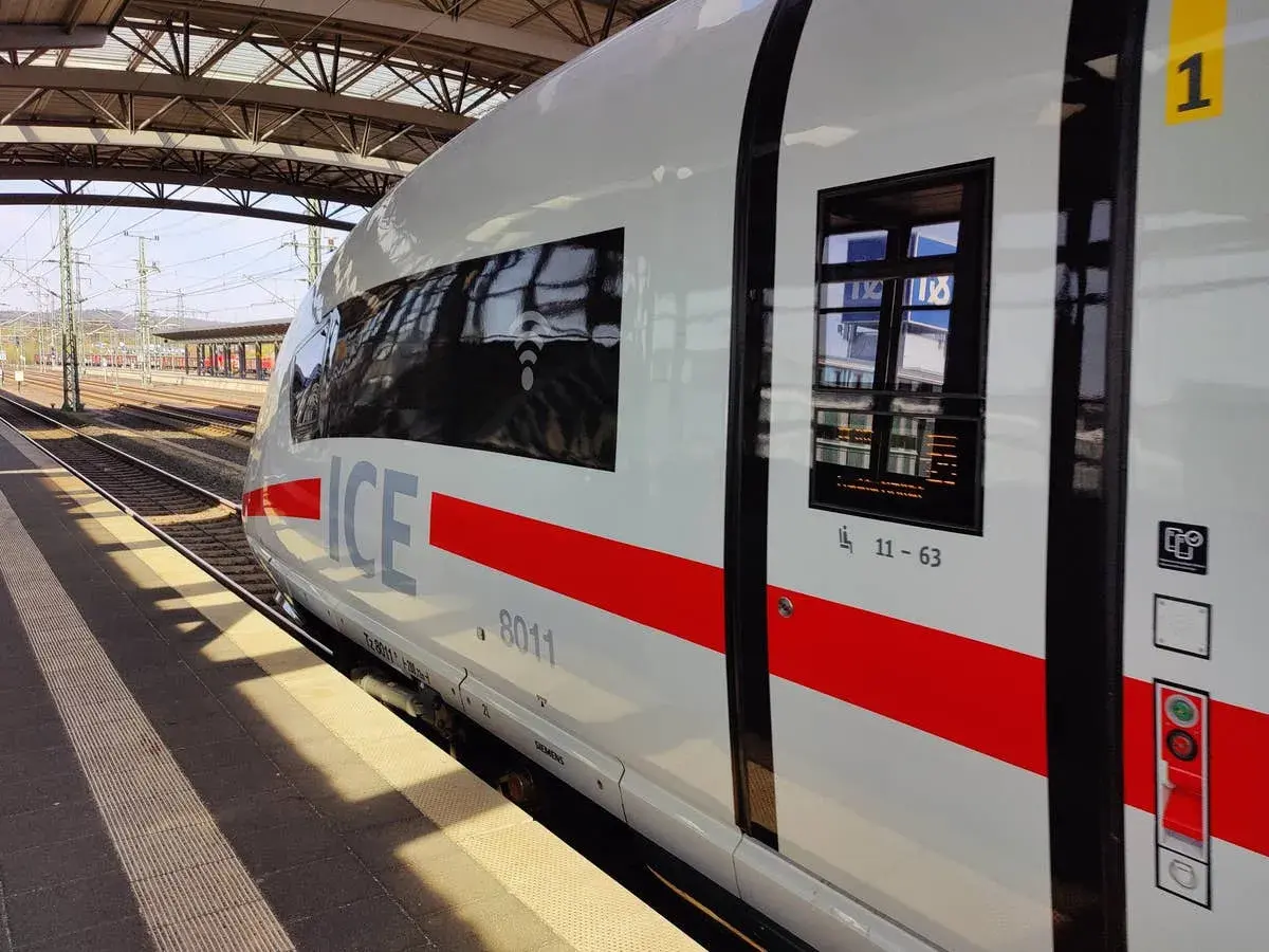 Ein ICE-Zug am Bahnsteig. Solche Züge stehen für schnellen Fernverkehr, der Menschen über weite Distanzen verbindet.
