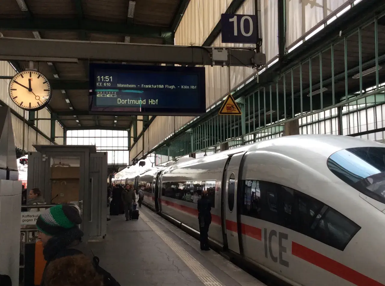 ICE-Zug am Bahnsteig 10 in Leipzig Hauptbahnhof. Umsteigen nach Dortmund Hbf.
