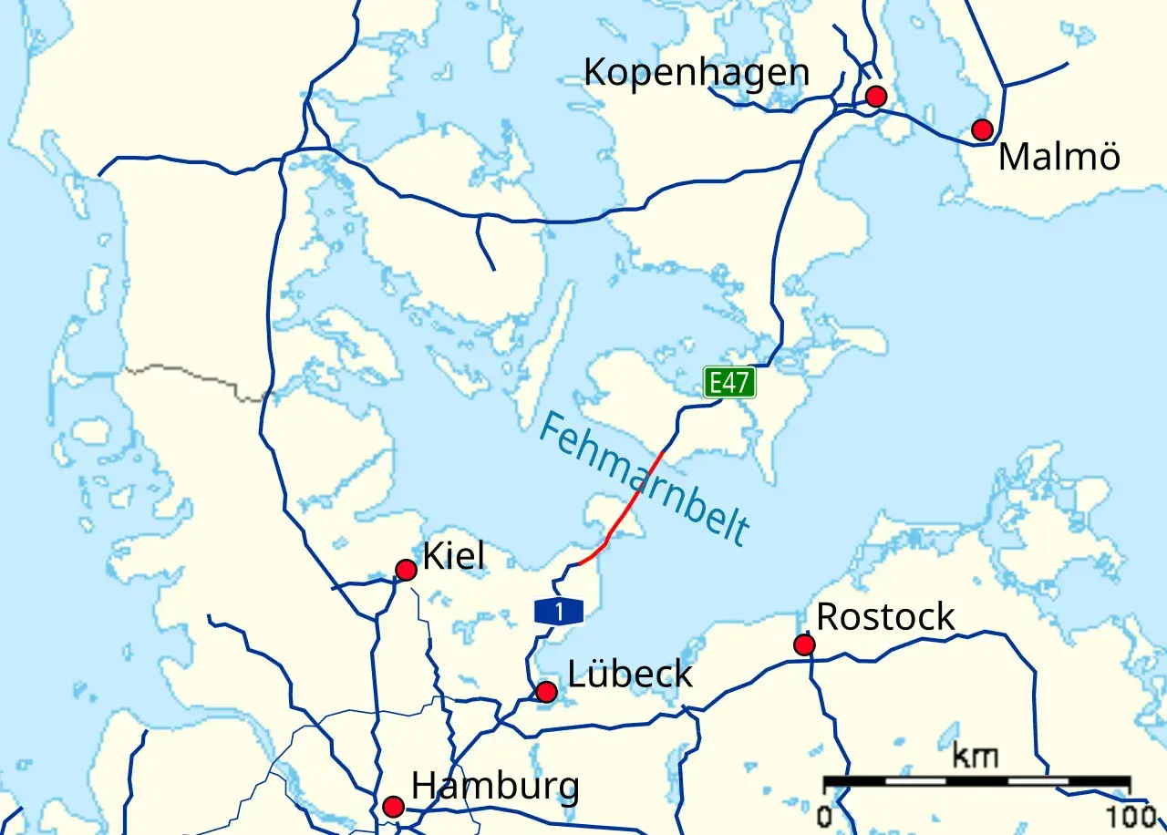 Karte der Zugverbindung Hamburg-Kopenhagen mit Fehmarnbelt-Tunnel und Städten wie Kiel, Lübeck, Rostock.