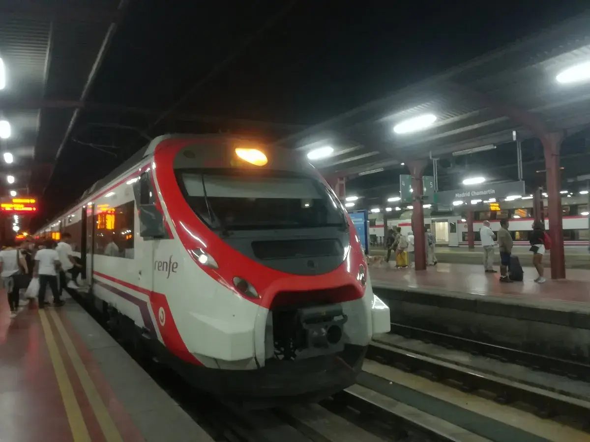 AVE Madrid Chamartín: Ein moderner Renfe-Zug steht bereit. Reisende warten auf dem Bahnsteig.