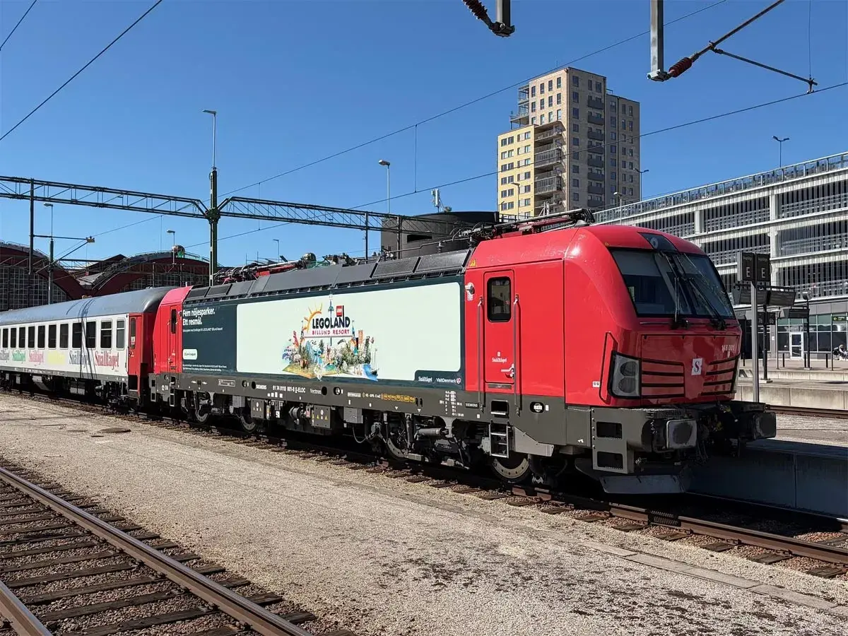 Roter Zug mit Legoland-Werbung, bereit für die Fahrt von Kopenhagen nach Stockholm.