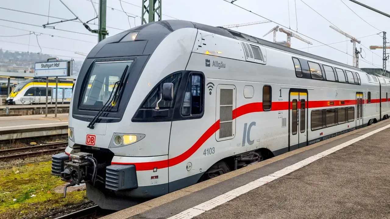 Ein moderner intercity train der DB steht am Bahnsteig in Stuttgart Hbf.