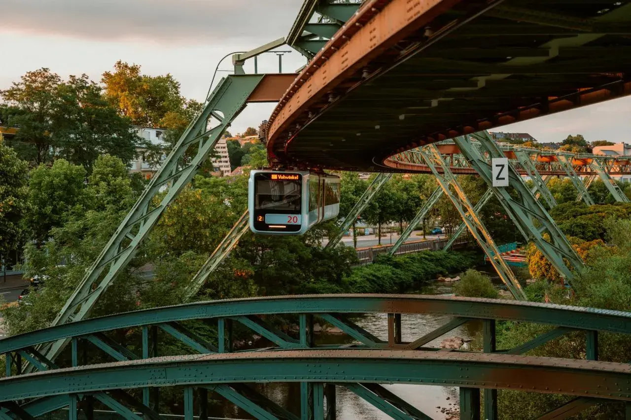 Die Schwebebahn fährt über den Fluss. Perfekt für Ausflugsziele mit der Bahn, um die Stadt aus einer neuen Perspektive zu erleben.