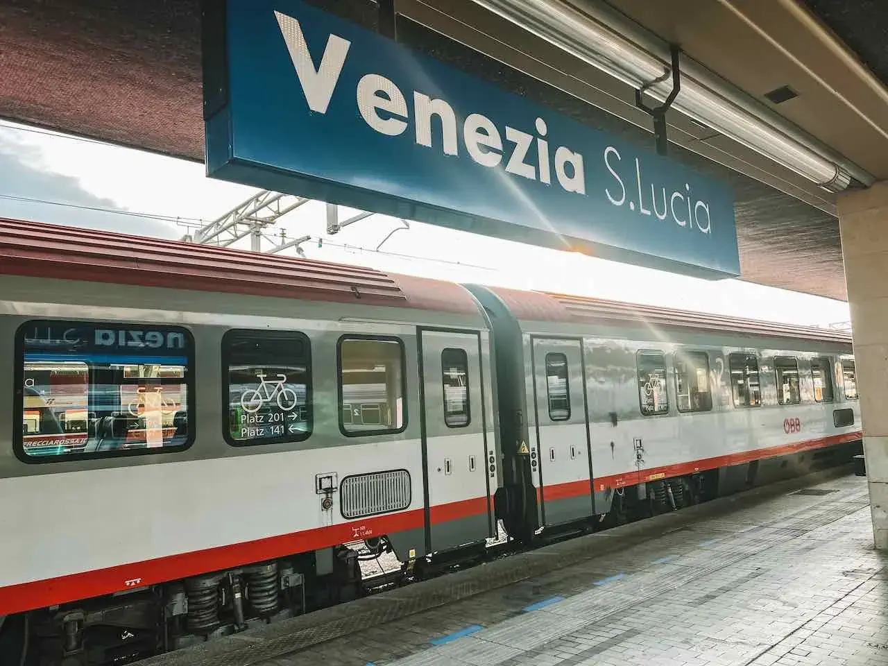 Der Zug von Venedig nach Mailand steht bereit. Ein Schild zeigt "Venezia S. Lucia".