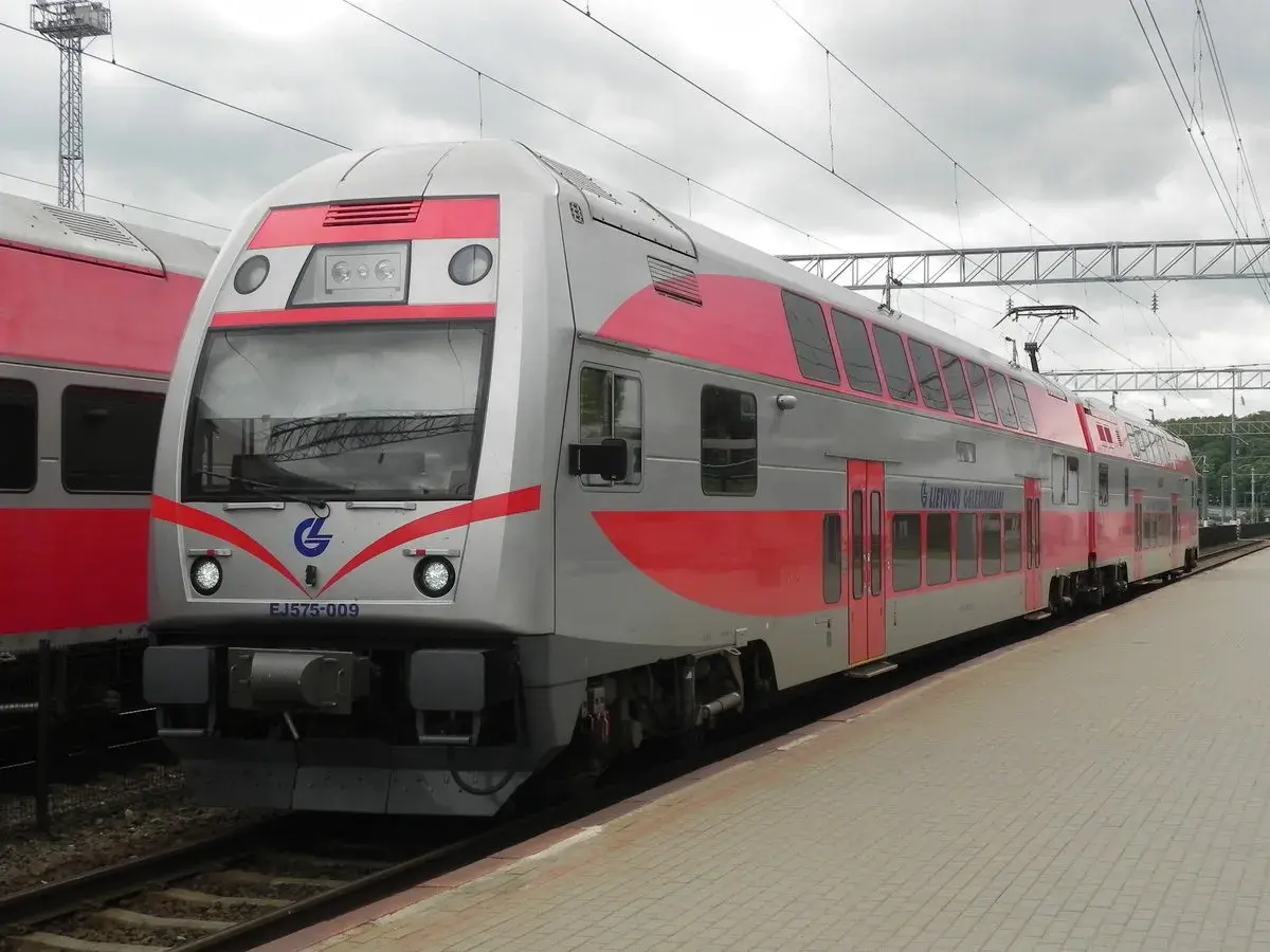 Moderner Doppelstockzug der litauischen Eisenbahn, bereit für die Fahrt von Kaunas nach Vilnius.