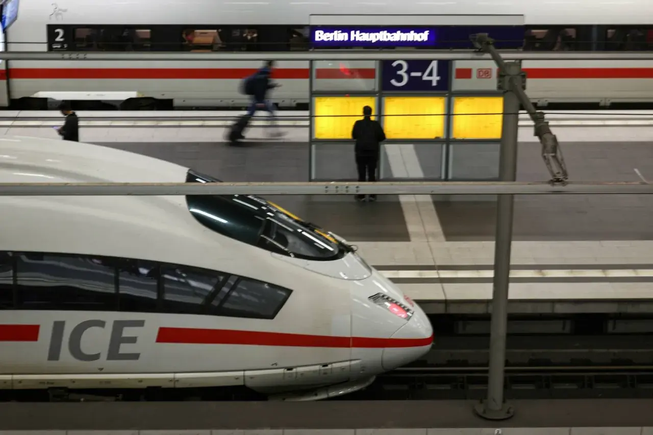 Ein ICE-Zug am Berliner Hauptbahnhof. Reisende warten auf Gleis 3-4.