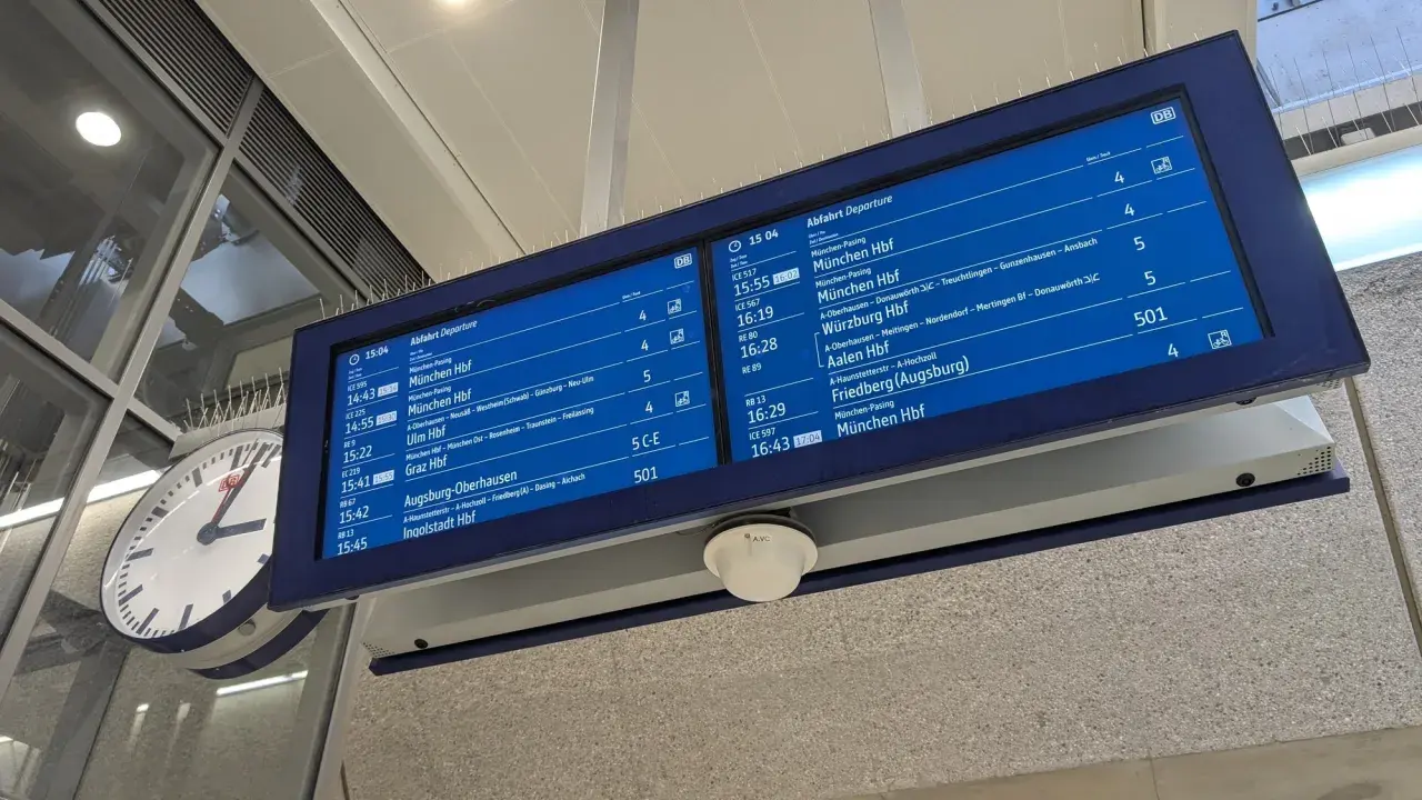 Abfahrtstafel zeigt ICE-Verbindungen Europas, u.a. nach München, Würzburg und Ulm.