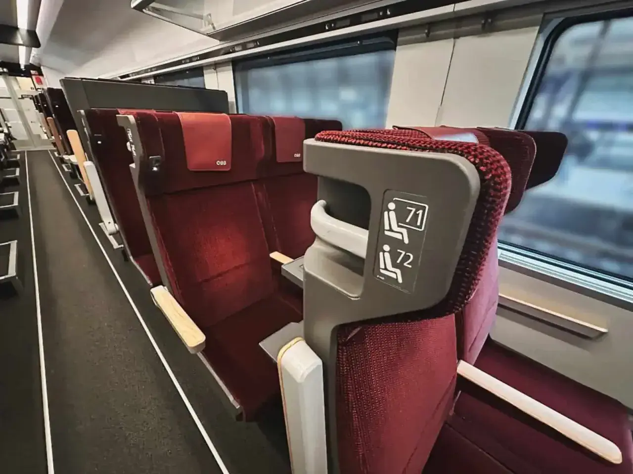 Rote Sitze im Zug, bereit für die Fahrt von Hamburg nach Zürich. Fensterplatz 71 oder 72?