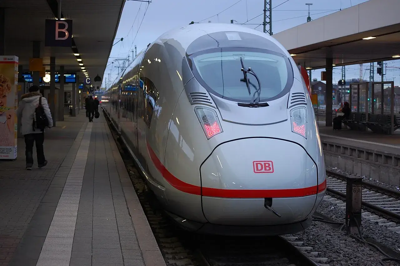Ein ICE-Zug der Deutschen Bahn steht bereit für die Fahrt von Frankfurt nach Paris. Reisende warten auf dem Bahnsteig.