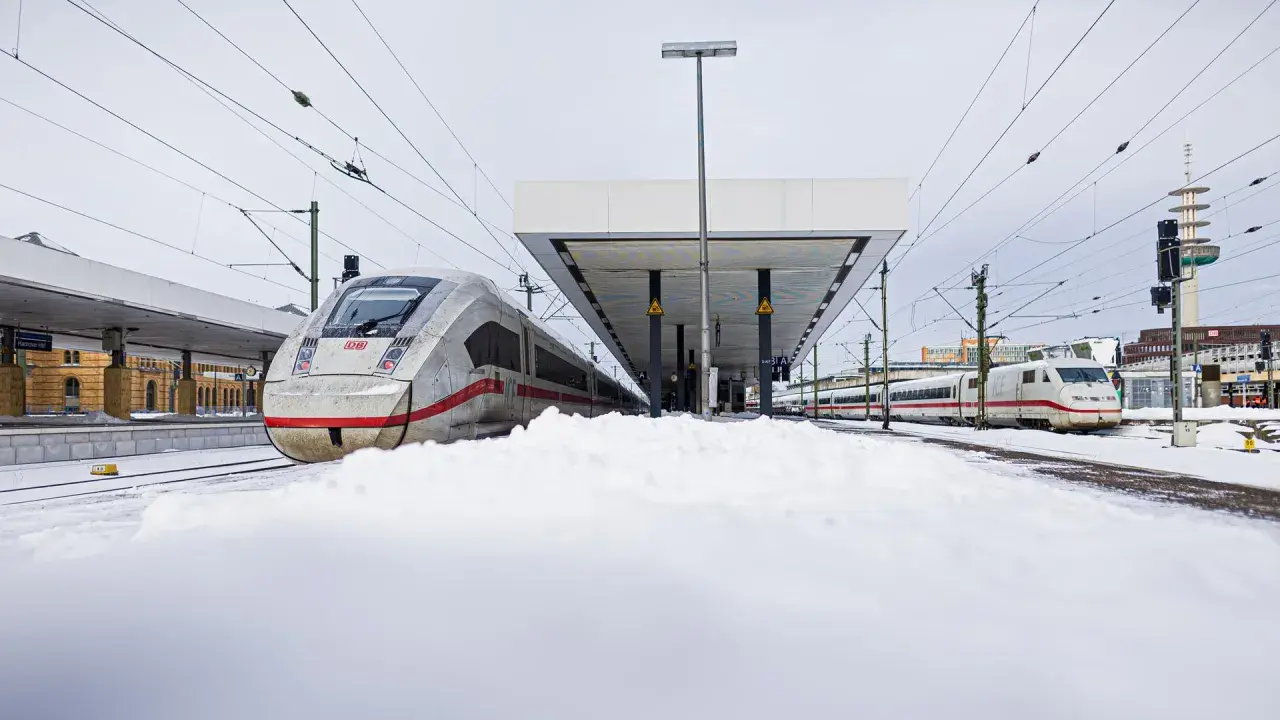 Zwei ICE-Züge stehen im Schnee am Bahnsteig. Das Streckennetz der Deutschen Bahn ist auch bei winterlichem Wetter einsatzbereit.