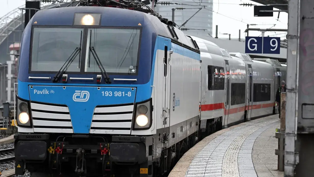 Eine blaue Lokomotive mit der Nummer 193 981-8 steht am Bahnsteig G9. Dies ist ein Beispiel für die verschiedenen Arten von Zügen in Deutschland.