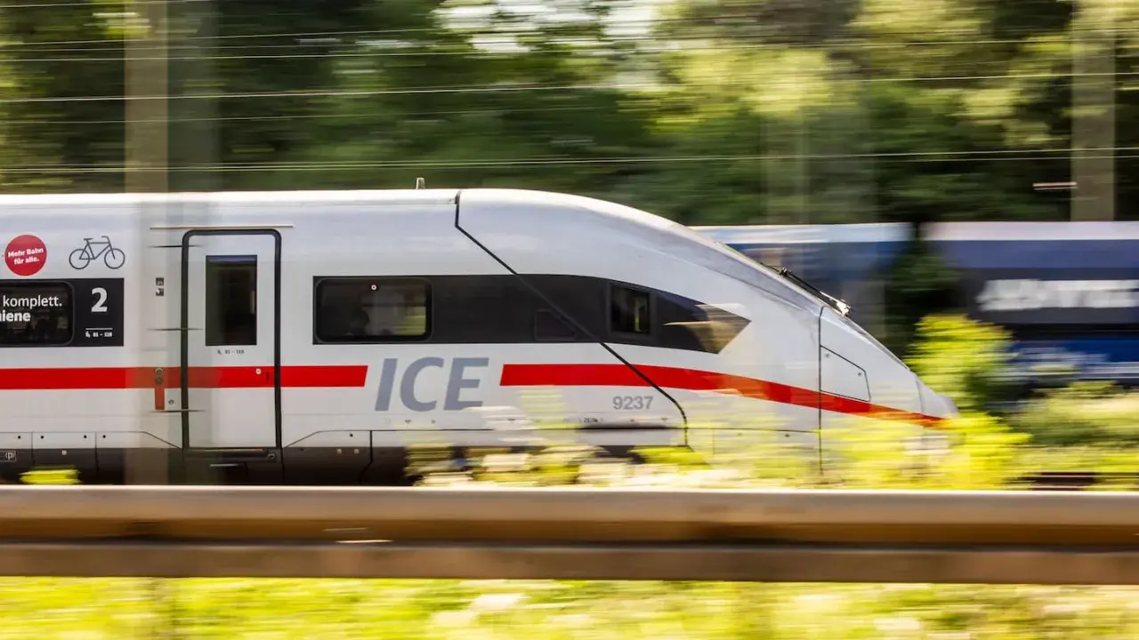 Schneller ICE Zug in Deutschland rast durch die Landschaft.