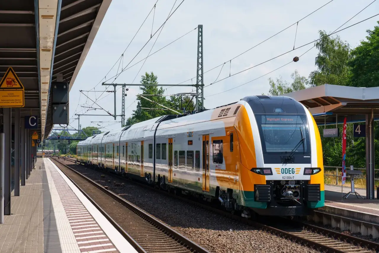 Moderner ODEG-Zug am Bahnsteig, bereit für einen Kurztrip mit Zug.
