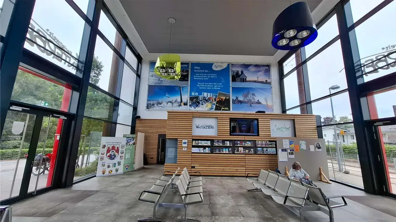 Wartebereich der Winterberg Bahn mit Werbeplakaten f&uuml;r die Veltins-EisArena.