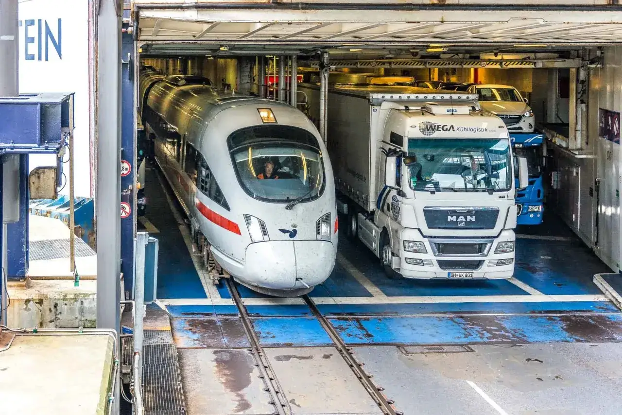 Zug und LKW auf einer Fähre, bereit für die Bahnstrecke Hamburg-Kopenhagen.