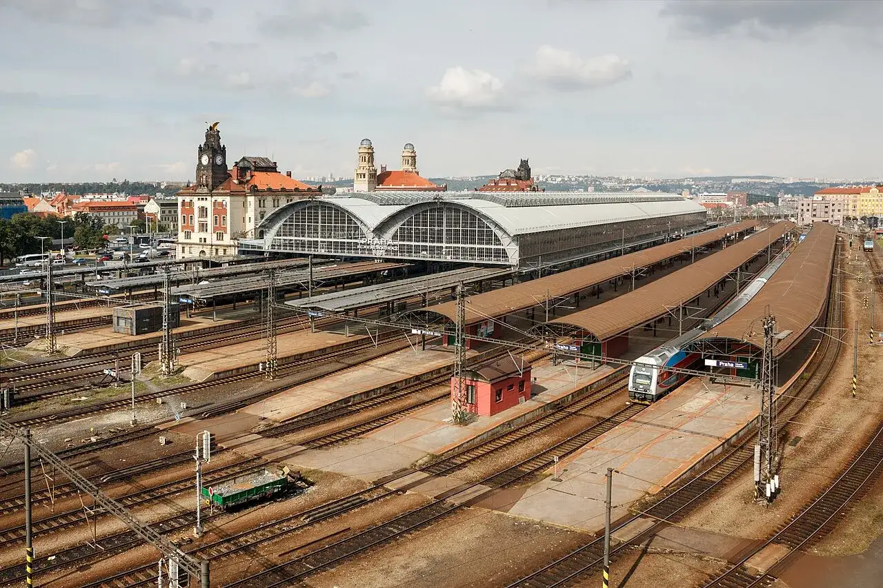 Gro&szlig;er Bahnhof in Prag mit vielen Gleisen und einem modernen cz train, der bereit zur Abfahrt ist.