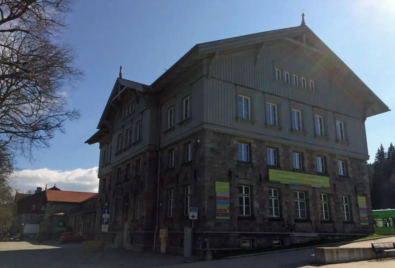 Das historische Gebäude des bayerisch Eisenstein Bahnhofs mit seiner markanten Holzfassade und Steinfundament.