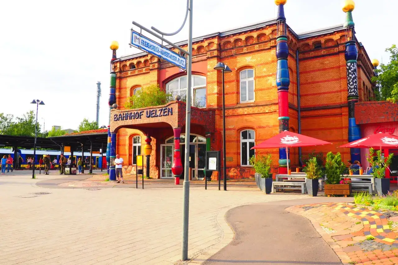 Der bunte Hundertwasser Bahnhof Uelzen mit seinen Säulen und Mosaiken ist ein architektonisches Kunstwerk.