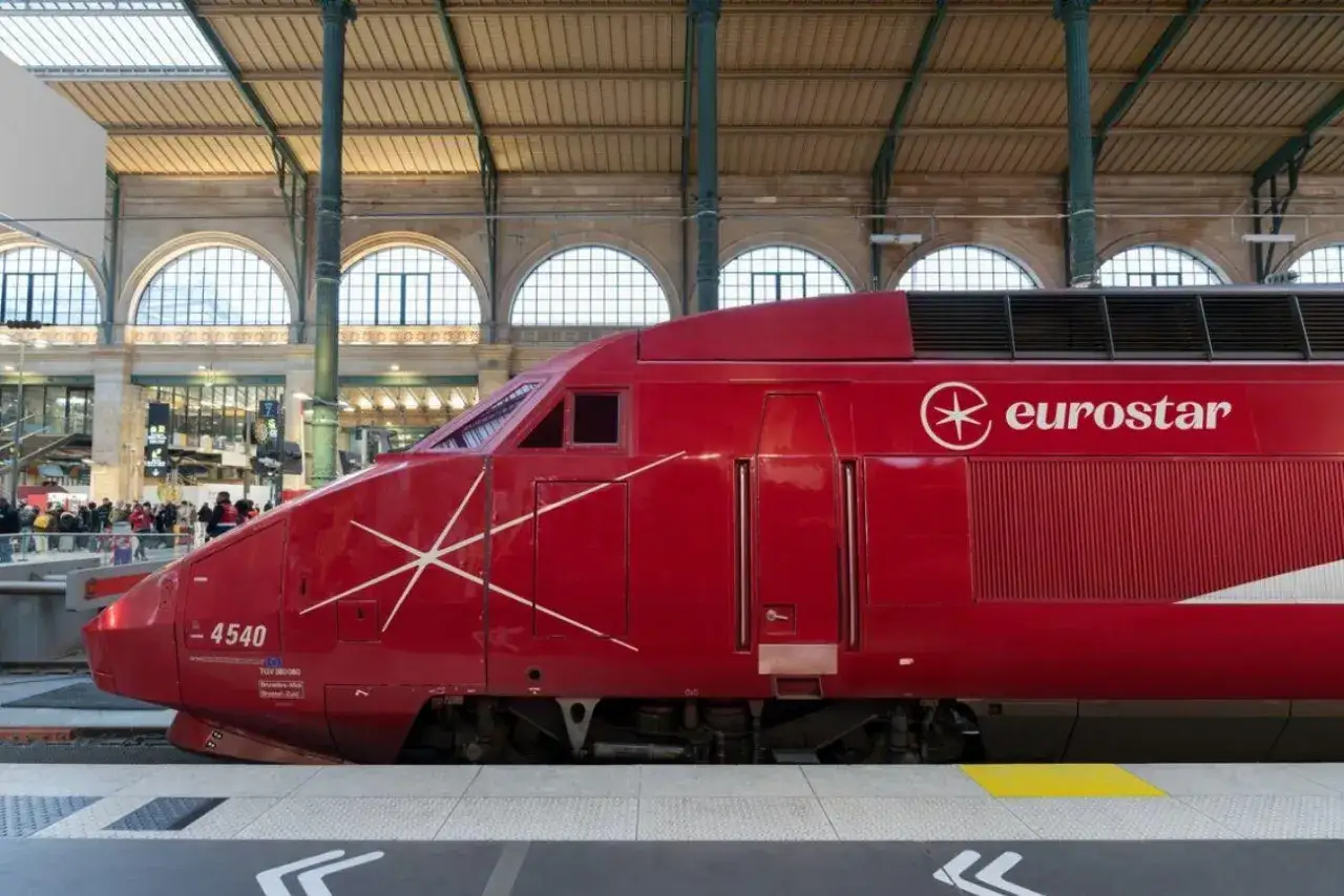 Roter Eurostar-Zug steht bereit f&uuml;r die Reise nach Disneyland Paris.