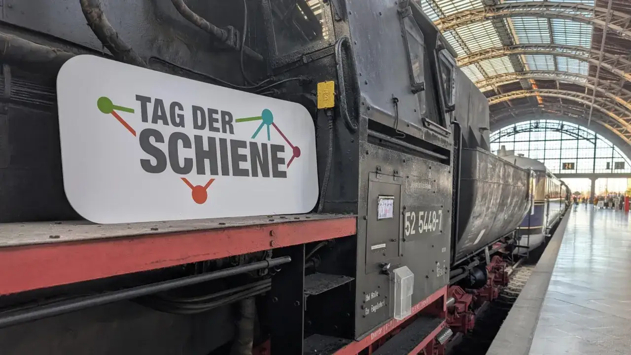 Ein historischer Zug steht bereit für den Tag der Schiene. Das Schild 