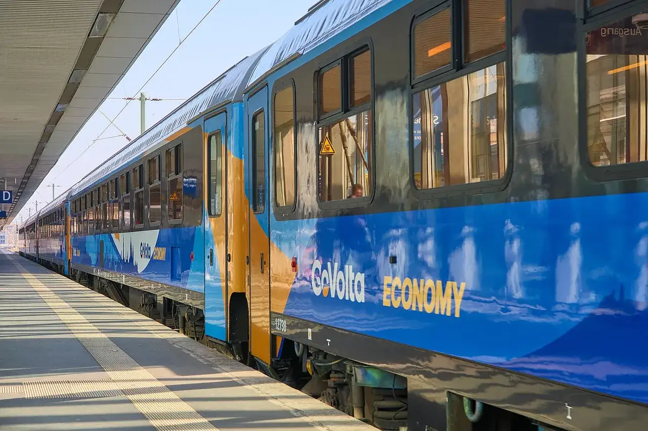 Der GoVolta ECONOMY Zug steht bereit für die Fahrt von Hamburg nach Amsterdam.