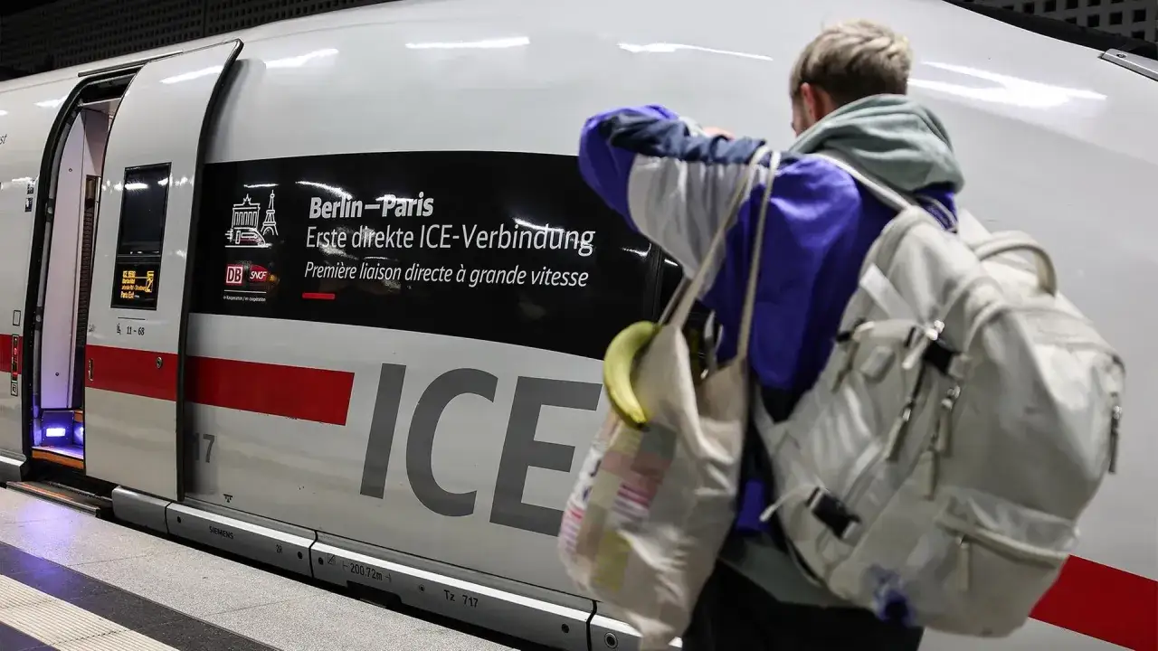 Reisende mit Rucksäcken steigen in einen ICE der internationalen Verbindung Berlin-Paris.