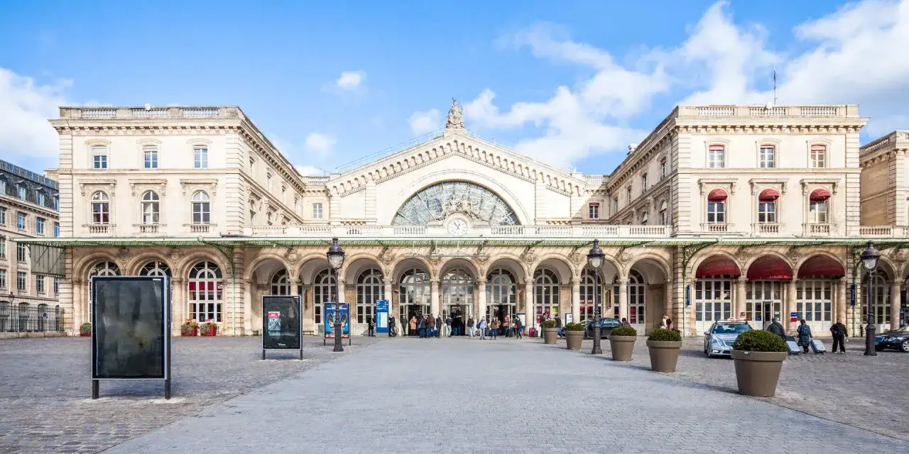 Der prächtige paris bahnhof mit seinen Bögen und Fenstern, bereit für Reisende.