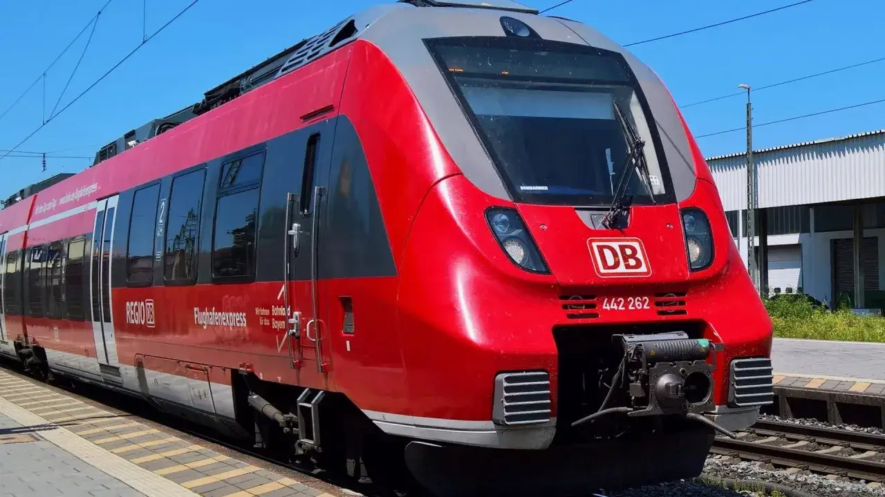Roter DB Regio Flughafenexpress-Zug in Deutschland.