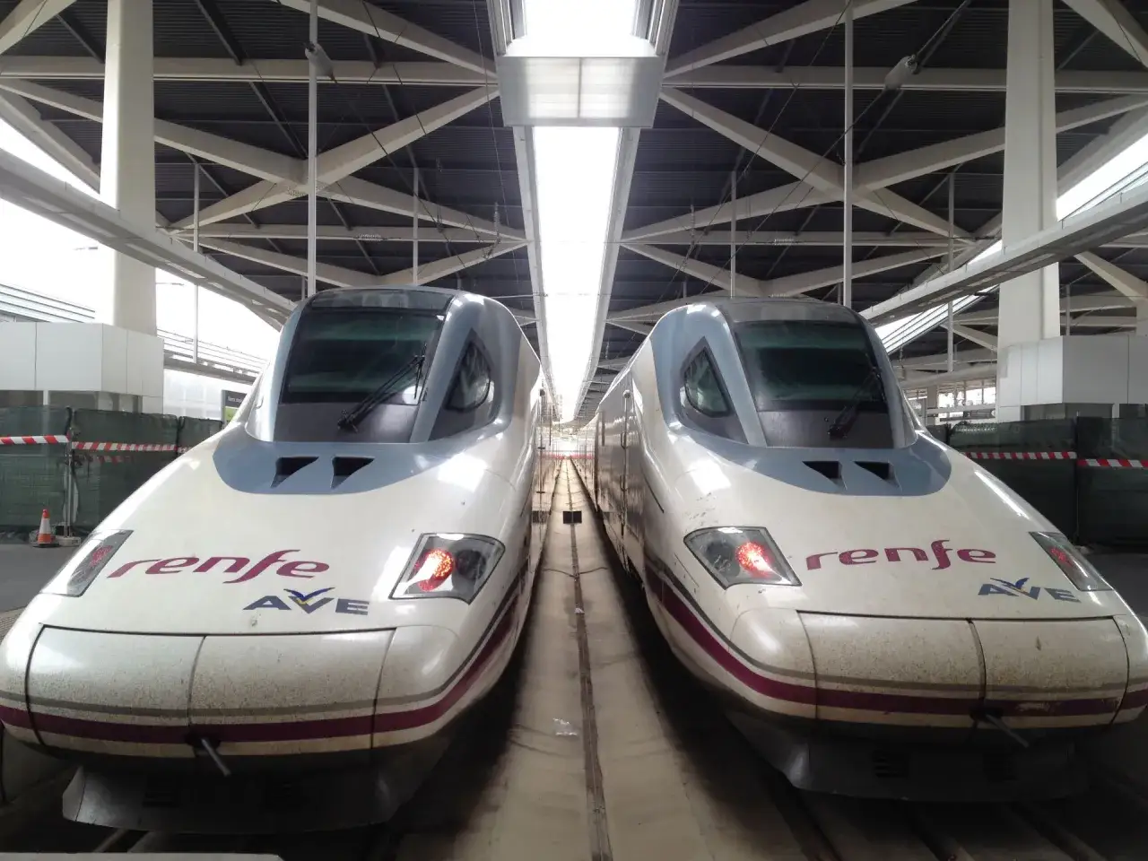 Zwei Renfe AVE-Züge stehen nebeneinander im Bahnhof, bereit für die Fahrt von Valencia nach Madrid.