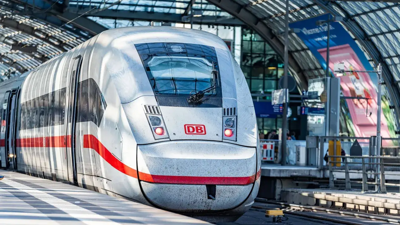 Moderner ICE Zug der Deutschen Bahn am Bahnsteig in Berlin.