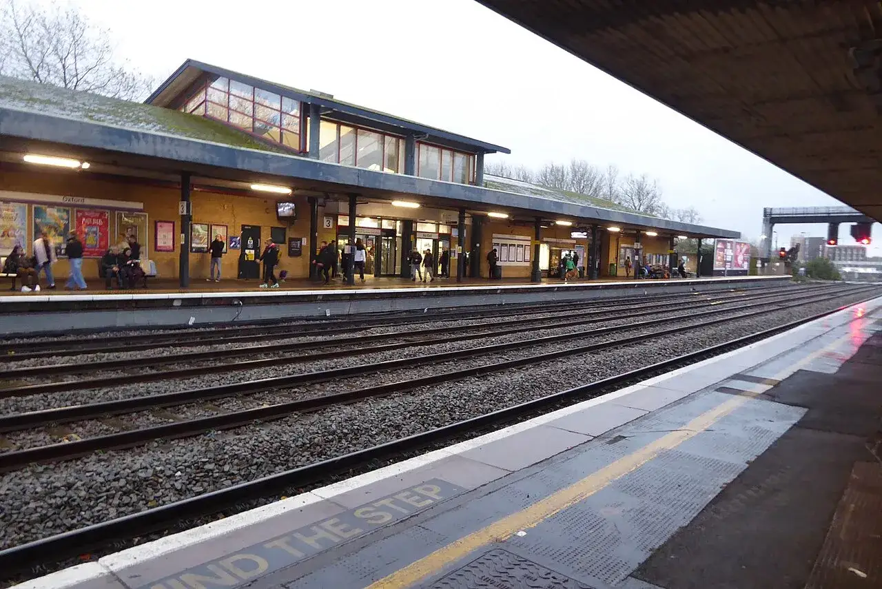 Menschen warten auf dem Bahnsteig in Oxford auf den Zug nach London.