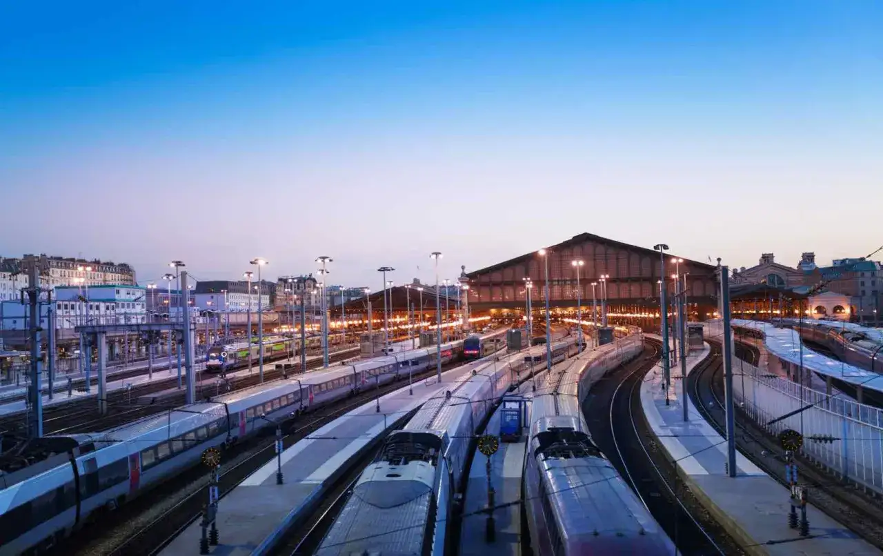 Bahnhof bei D&auml;mmerung mit vielen Z&uuml;gen, bereit f&uuml;r die Fahrt von Paris nach London.