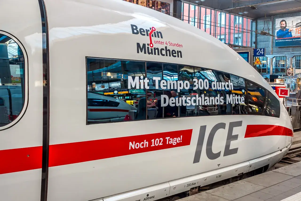 ICE-Zug wirbt f&uuml;r die Strecke Berlin-M&uuml;nchen unter 4 Stunden. Mit Tempo 300 durch Deutschlands Mitte.