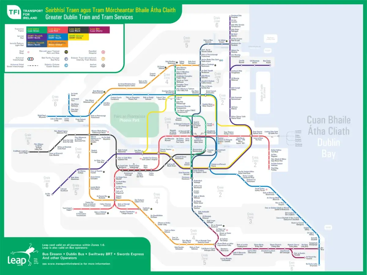 Fahrplan für Züge und Trams in Dublin. Die Karte zeigt die verschiedenen Linien und Zonen des öffentlichen Nahverkehrs in Dublin, einschließlich DART, Luas und Metro.