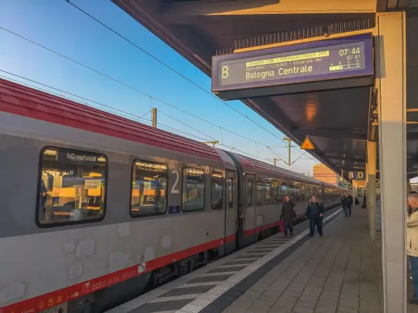Zug nach Italien: EC 81 von München nach Bologna Centrale fährt auf Gleis 8 ein.