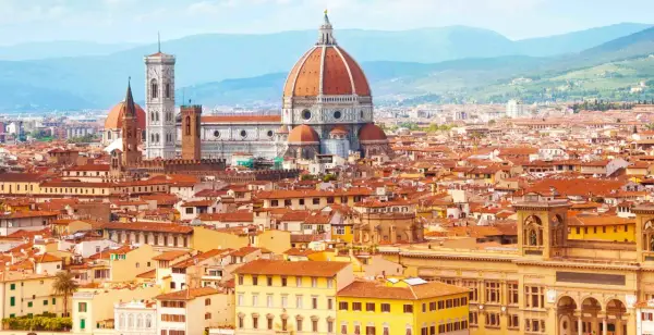 Blick auf Florenz mit dem Dom, ein schönes Ziel nach einer Zugfahrt von Berlin.